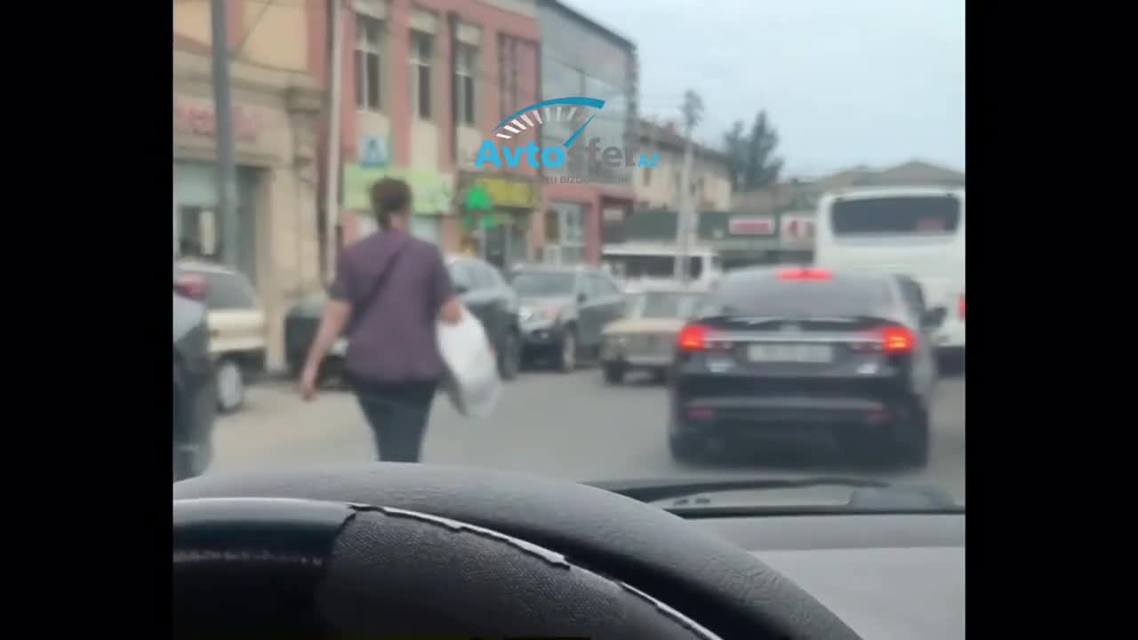 Yolun ortasıyla gedən qadın təhlükə yaratdı