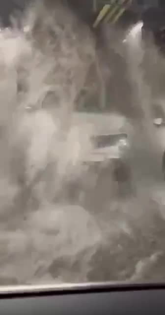 Yağış suları parkinqdə lüks avtomobilləri məhv etdi