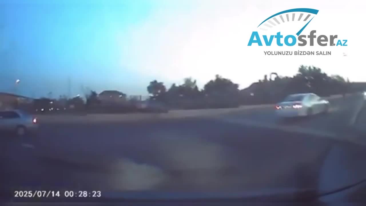 Bakıda qadın sürücü dayanan maşını vurub aşırdı 
