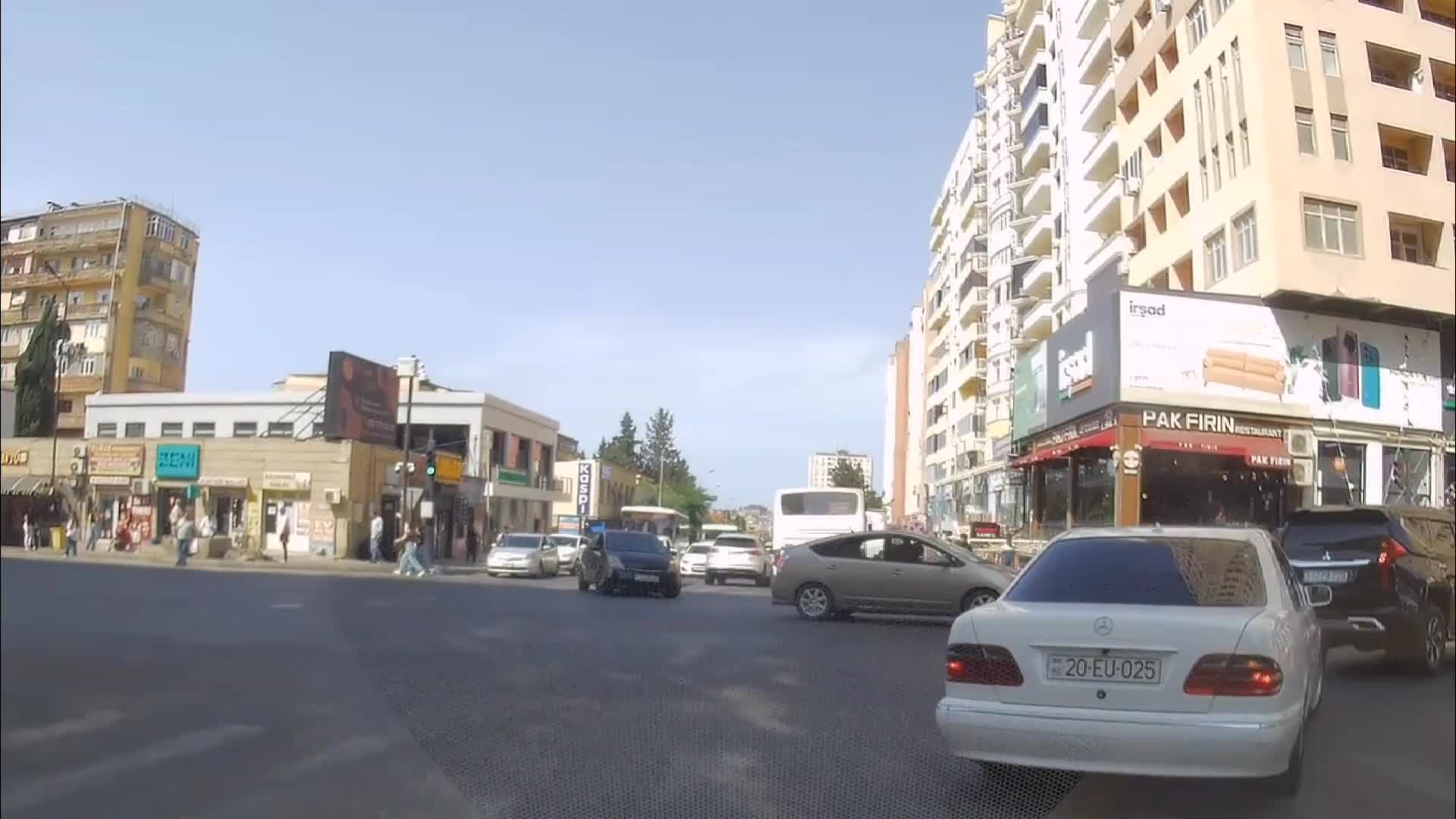 Yolu kəsməyi hazmış kimi, əl-qol edib narazılıq da bildirir
