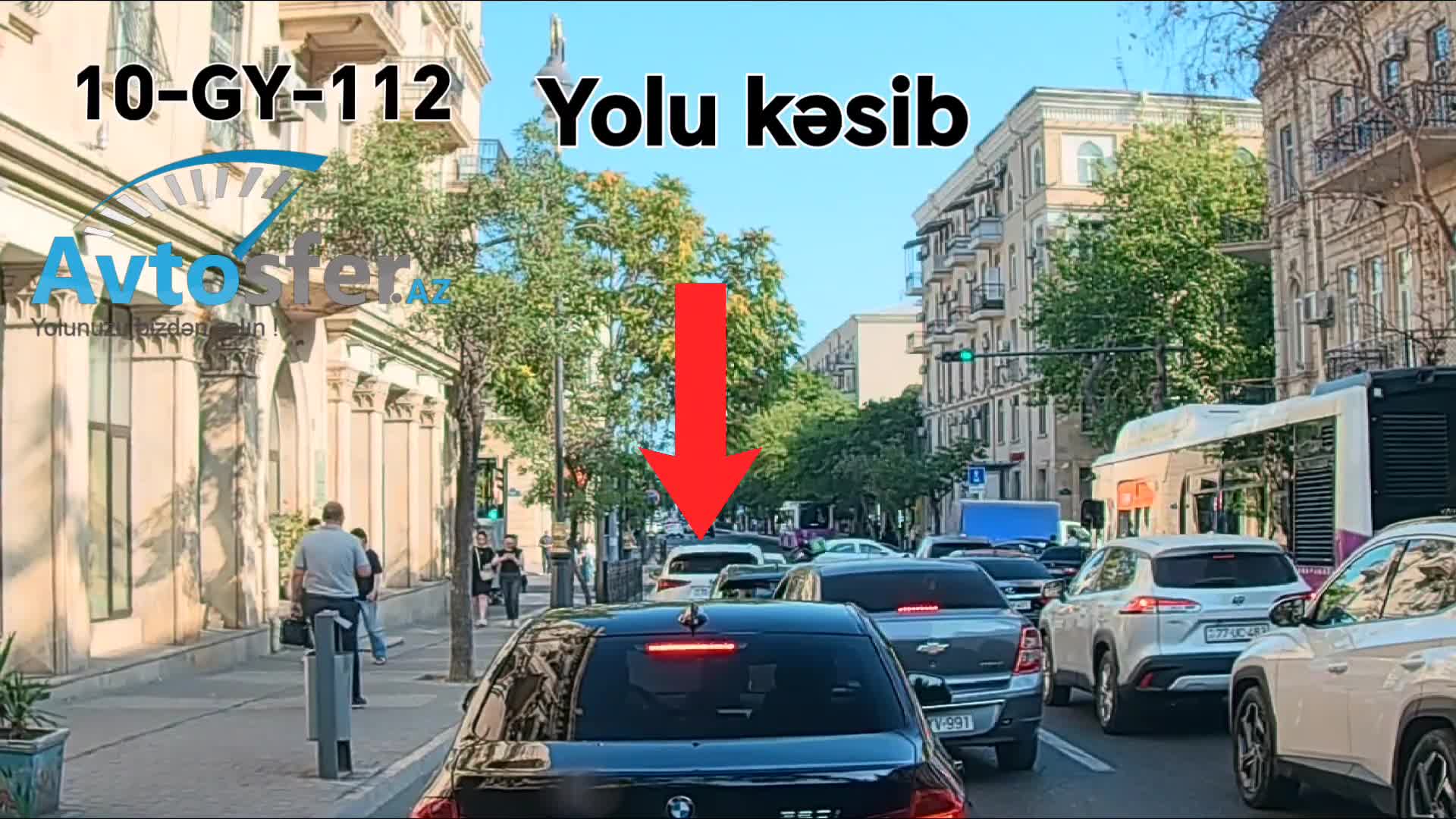 Sol zolaqda söhbət edən sürücü yolu kəsib hərəkəti məhdudlaşdırdı