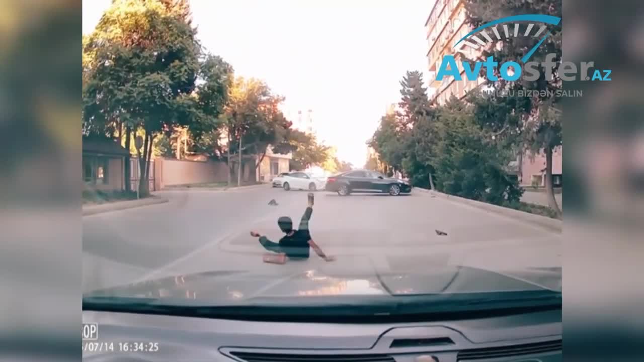 Sürücü motosikletçini vurub qarşı tərəfdəki maşınların önünə atdi
