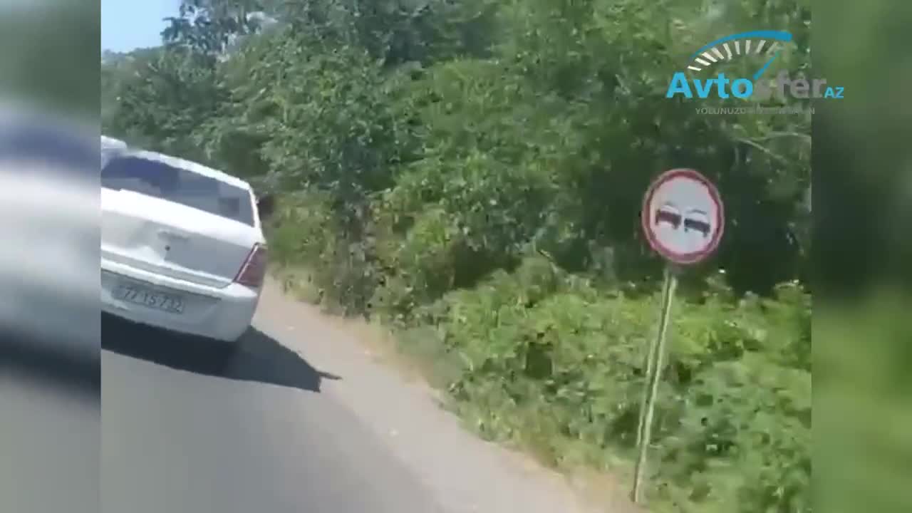 "Chevrolet"in pəncərəsindən çölə çıxan qadın 