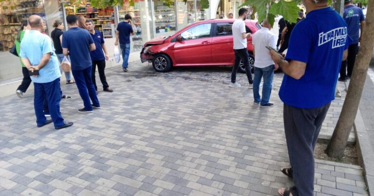 Bakıda avtomobil marketə girdi