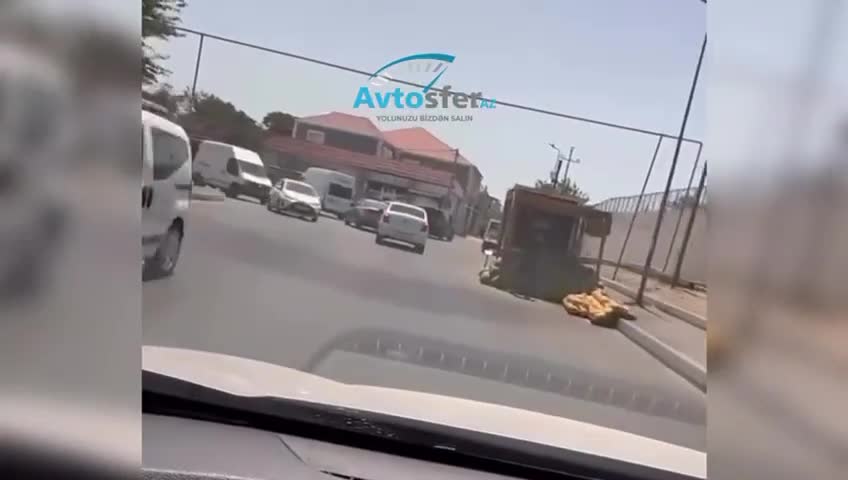 Yolun ortasında qarpız-yemiş satan ticarətçi 