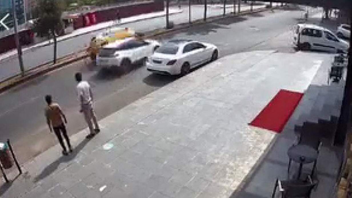 Güzgüyə baxmayan sürücü taksi ilə toqquşub aşırdı 