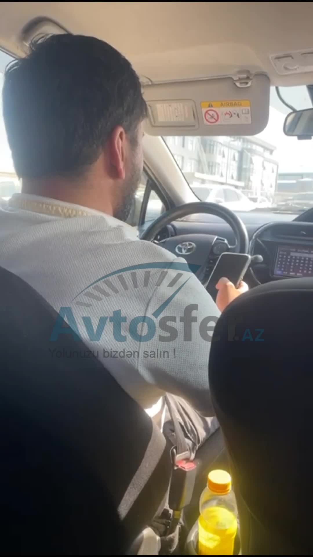 Koroğludan Xırdalana kimi telefonla oynayan taksi sürücüsü