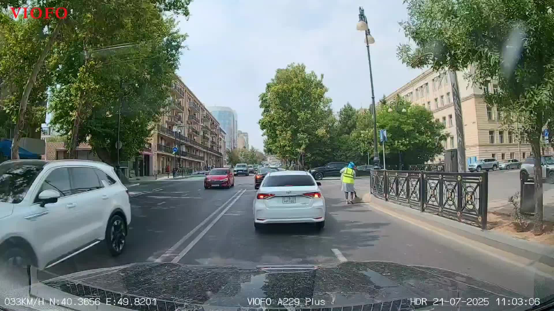 Yolayrıcına girib dayanıb yol verir