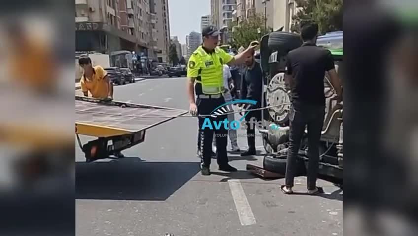 Xətaidə taksi sürücüsü “Opel”i dayanmış maşına vurub aşırdı 