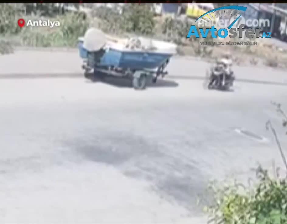 Sürücülük vəsiqəsi olmadan motosiklet sürdü, treylerə çırpıldı
