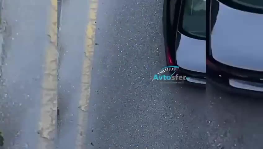 Maşınlardan biri velosiped zolağına, digəri kolluğa düşdü 