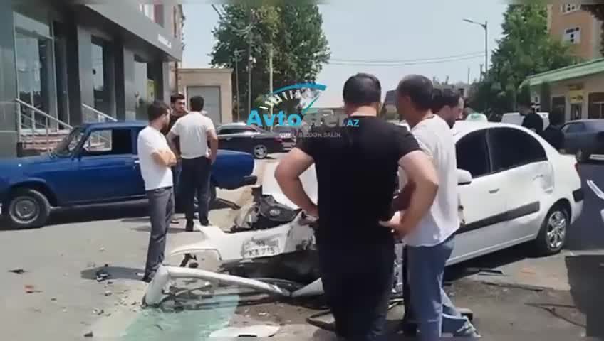 “Kontakt Home”un önündə iki maşın bir-birinə çırpıldı