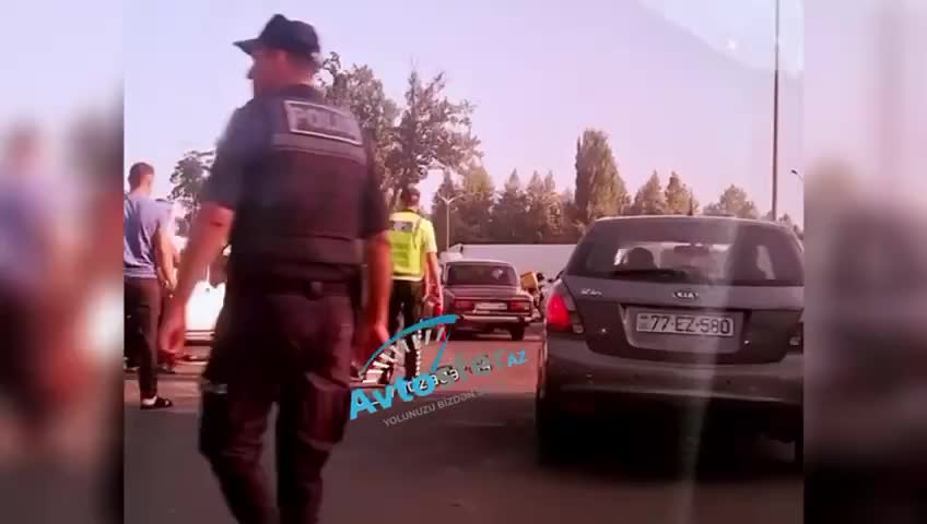 “Chevrolet”lə toqquşan “VAZ” bordürə dəyib aşdı