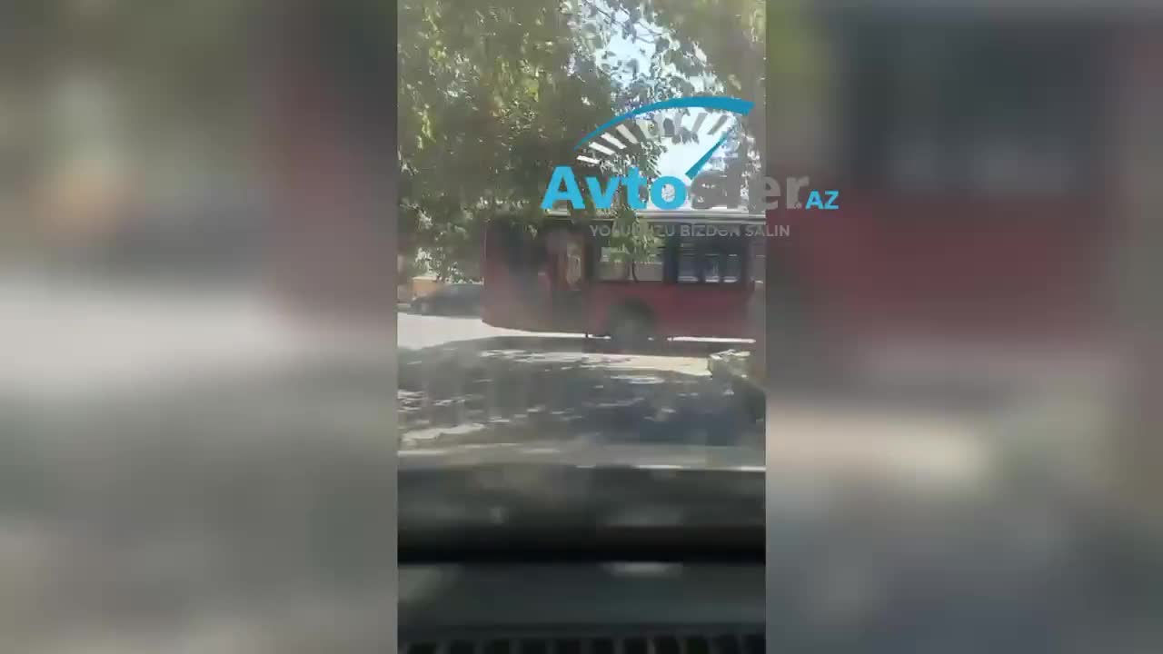 Xətaidə avtobuslar binanın qabağını kəsir; - Sakinlər narazıdır