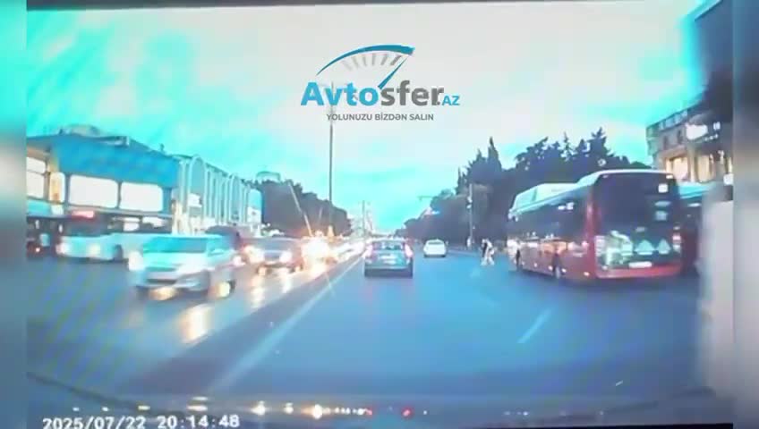 Əhmədlidə yolu keçən qadın özünü maşının önünə atdı