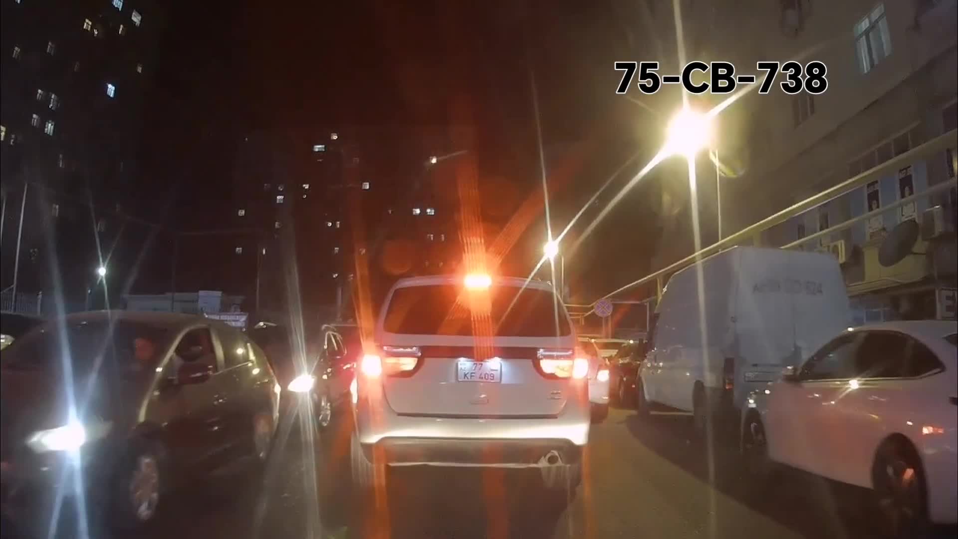 Qarşıdakı boş yerləri bəyənməyən sürücü ikinci cərgədə dayandı