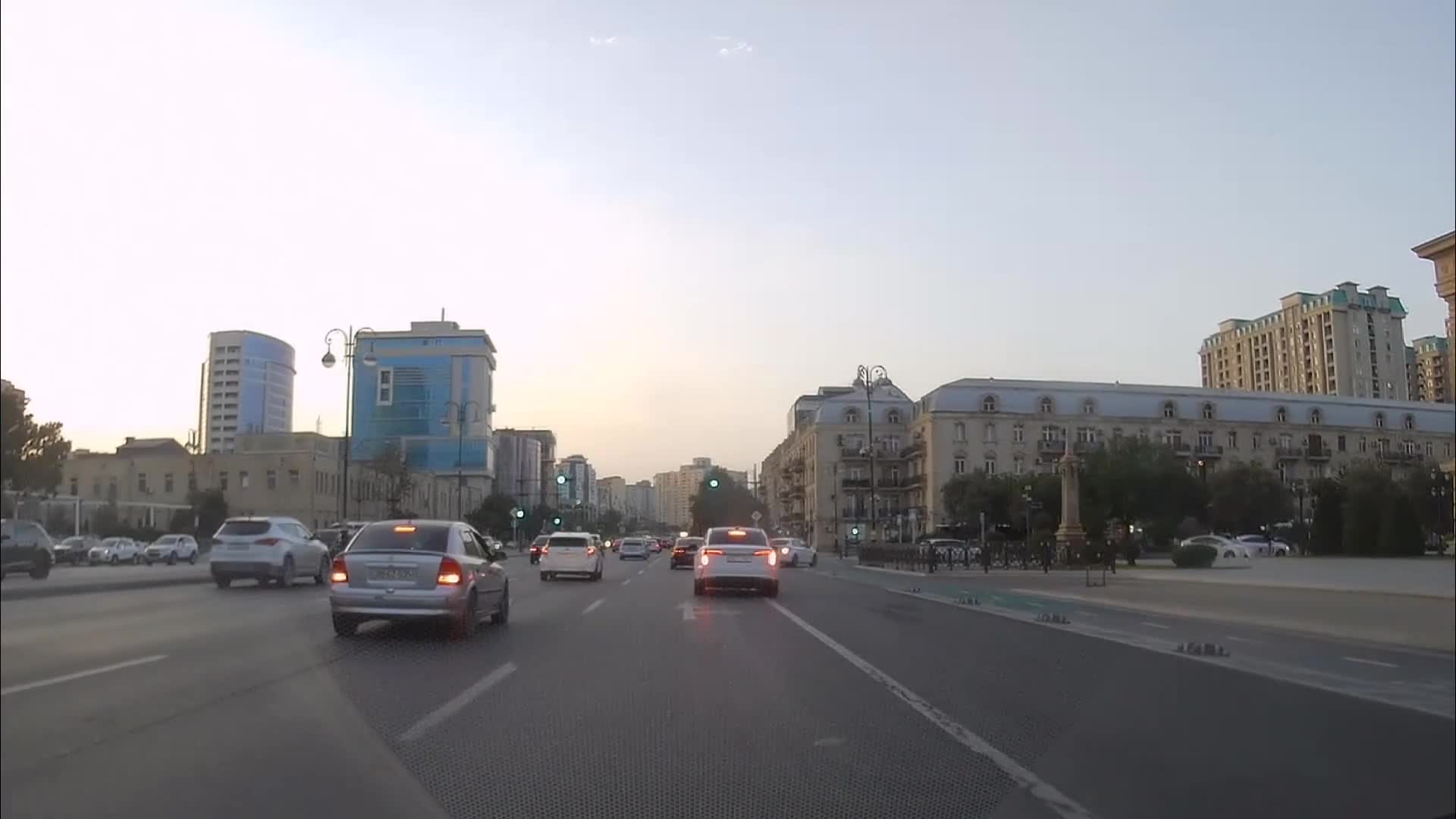 Yolun ortasında dayanıb sərnişin düşürən sürücü