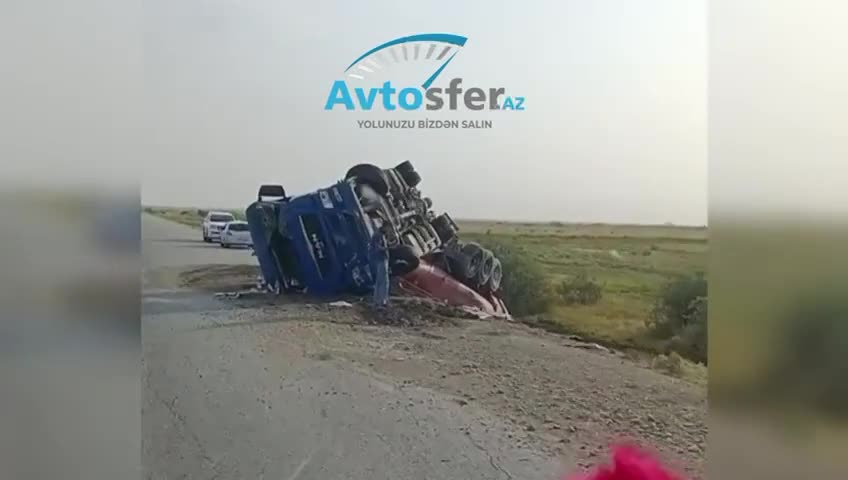 Hacıqabulda idarəetmədən çıxan yük maşını yol kənarına aşdı 