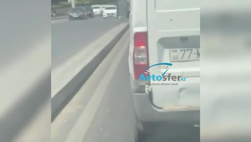 İşıqforda dayanan sürücü tum çırtlayıb qabıqlarını yola tökdü