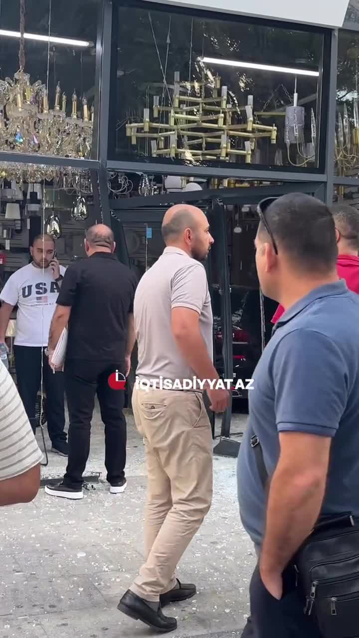 Bakıda avtomobil çilçıraq mağazasına çırpılıb