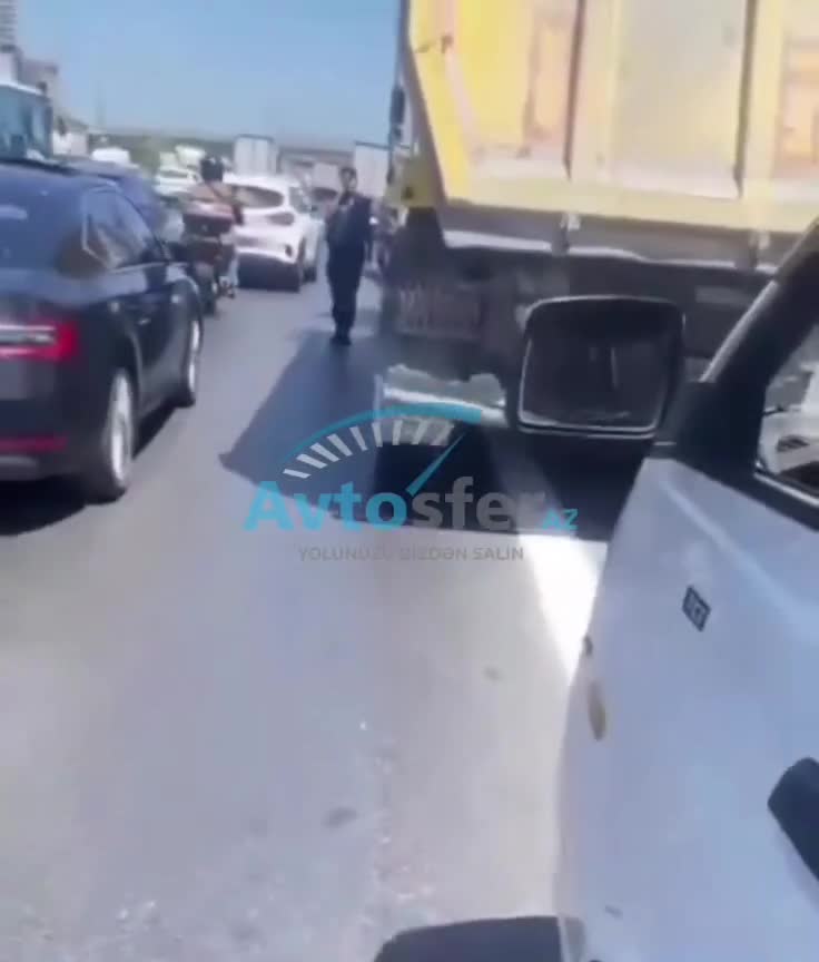 Atasının yük maşınını sürən yeniyetmə