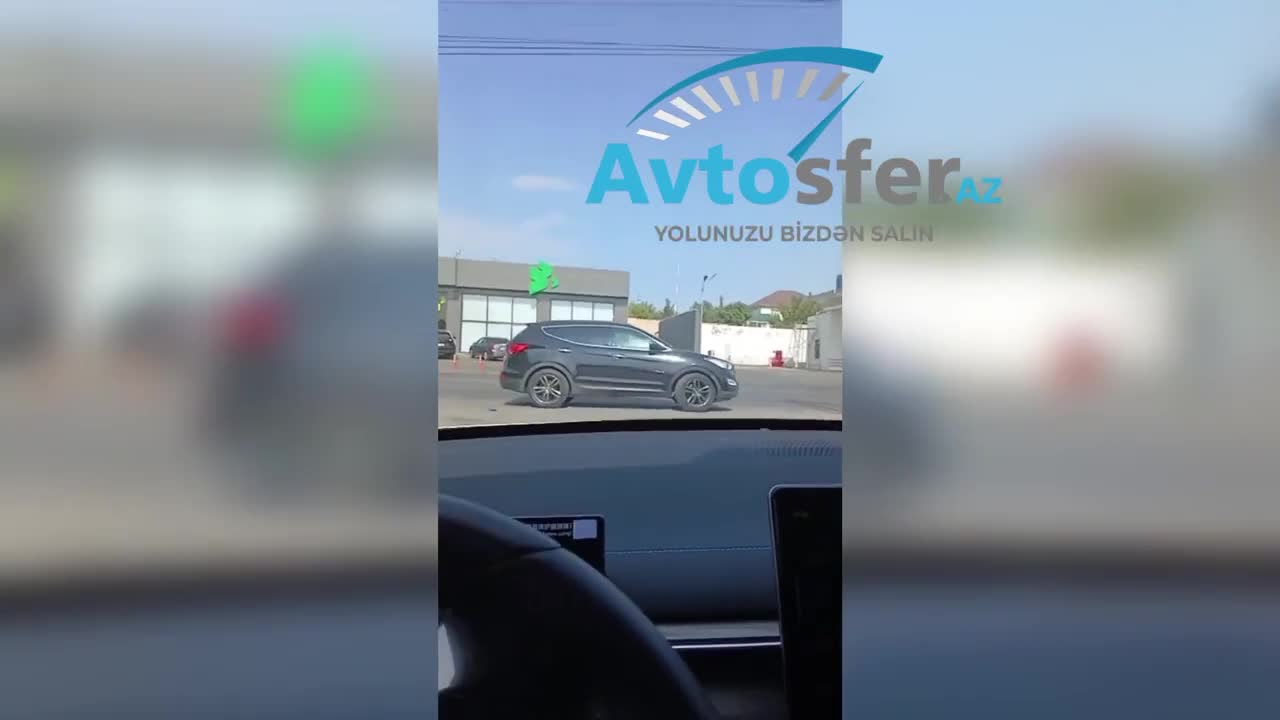Maşını yolun ortasında saxlayan sürücü çıxışı məhdudlaşdırdı