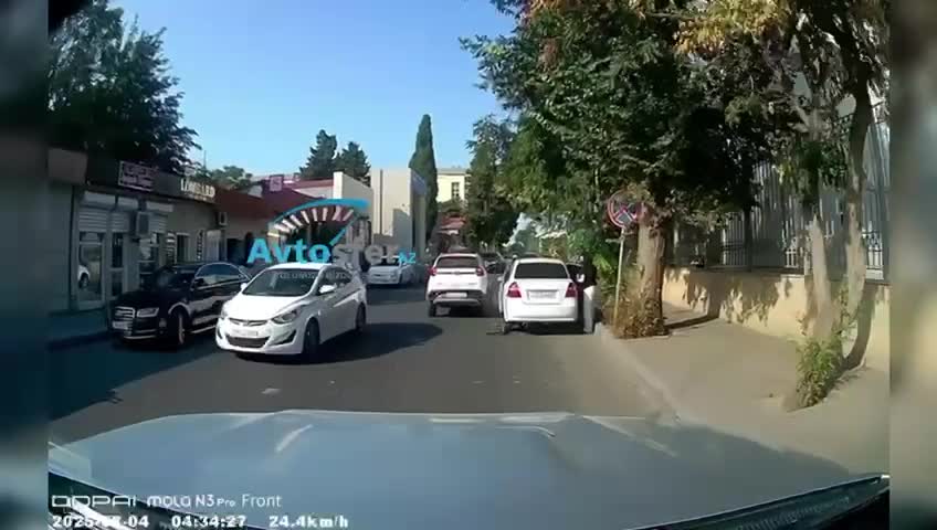 Güzgüyə baxmadan maşının qapısını açan sürücü qəza törətdi
