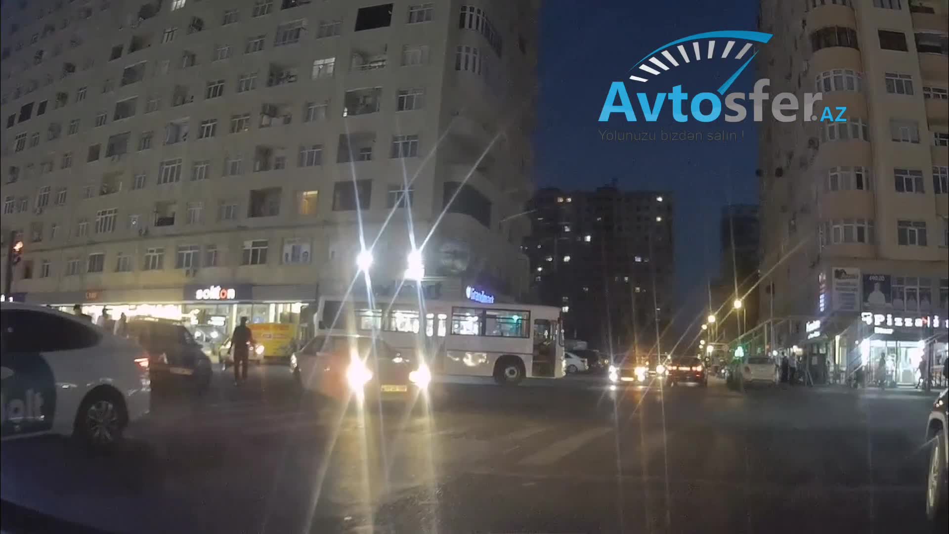 Qırmızıda dayanmayan sürücü yaşılda keçənlərə təhlükə yaratdı