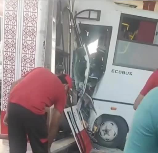Avtobus yanacaqdoldurma məntəqəsinə çırpıldı