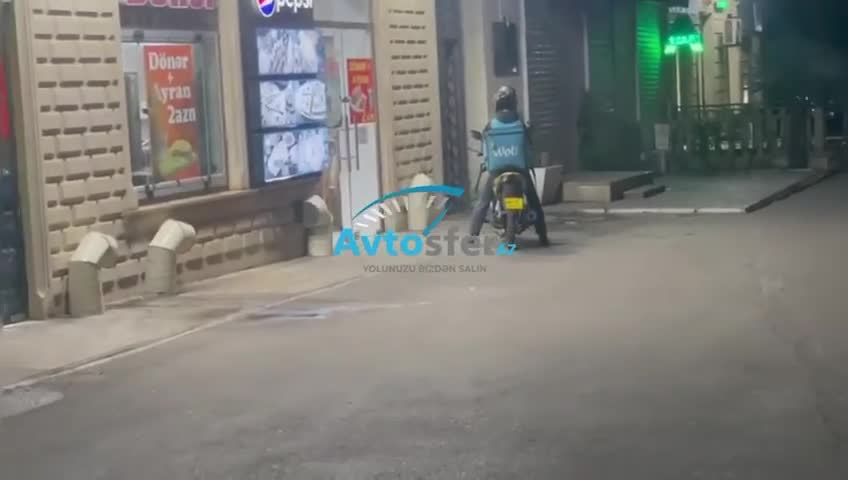 “Şeyx Lahmacun”un kuryerləri səkidə hərəkət edir 