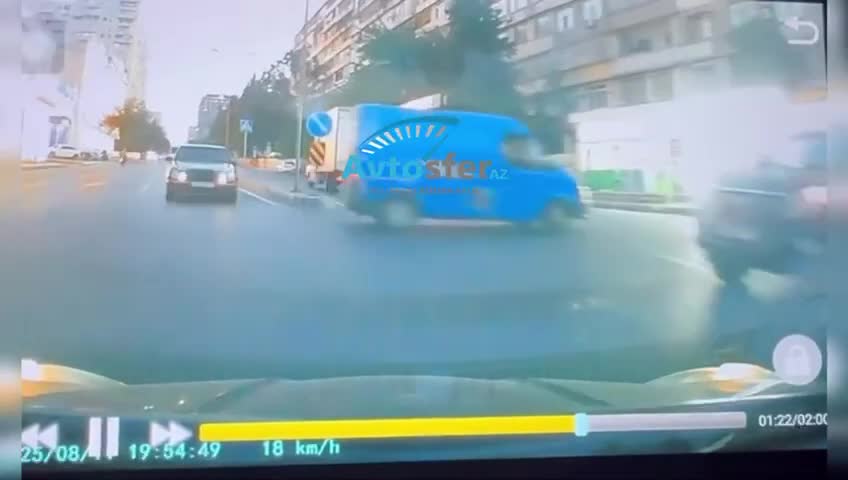 Ürəyi istədiyi kimi manevr edən sürücü