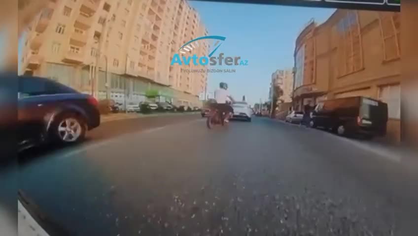 Masazırda motosiklet sürücüsü “BYD”yə çırpılıb yola yıxıldı 