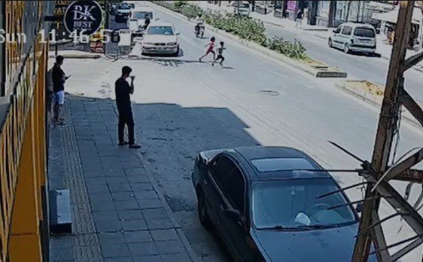 Yolu qaçaraq keçən bacı-qardaşı motosiklet vurdu;