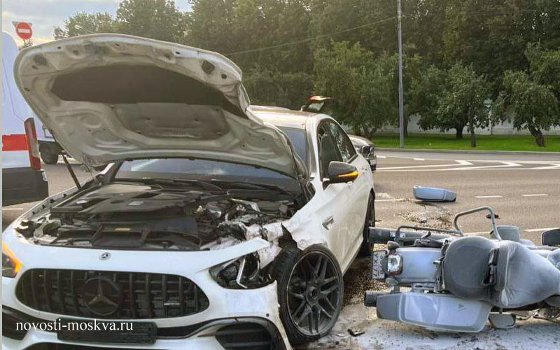 ”Mercedes”lə qırmızıdan keçən sürücü motosiketçini vurdu