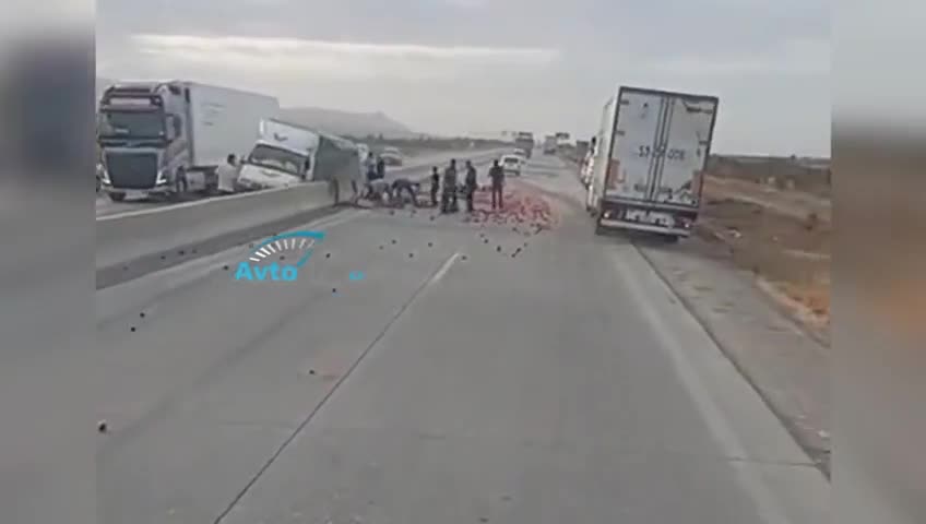 Yük maşını beton arakəsməyə çırpıldı, tərəvəzlər yola dağıldı