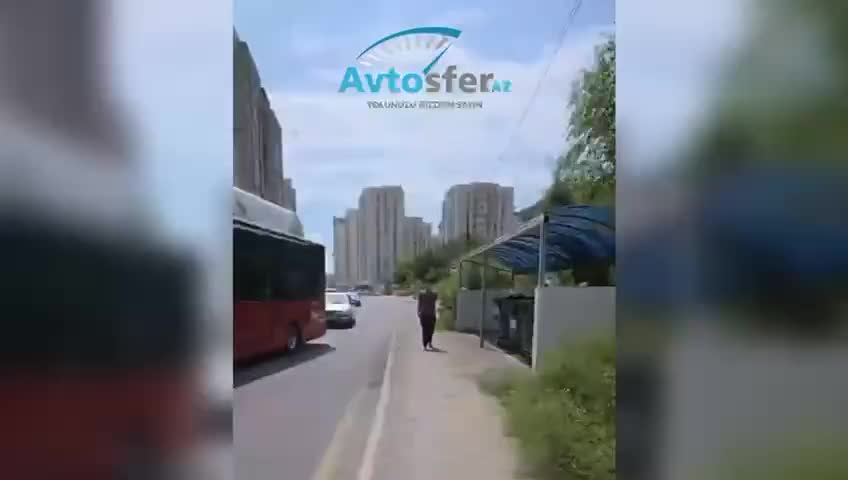 Maşını əks yolda park edən sürücü avtobusun yolunu kəsdi