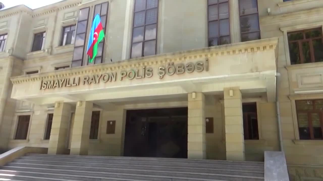 Bostan bitkilərinin arasında çətənə kolu yetişdirdi