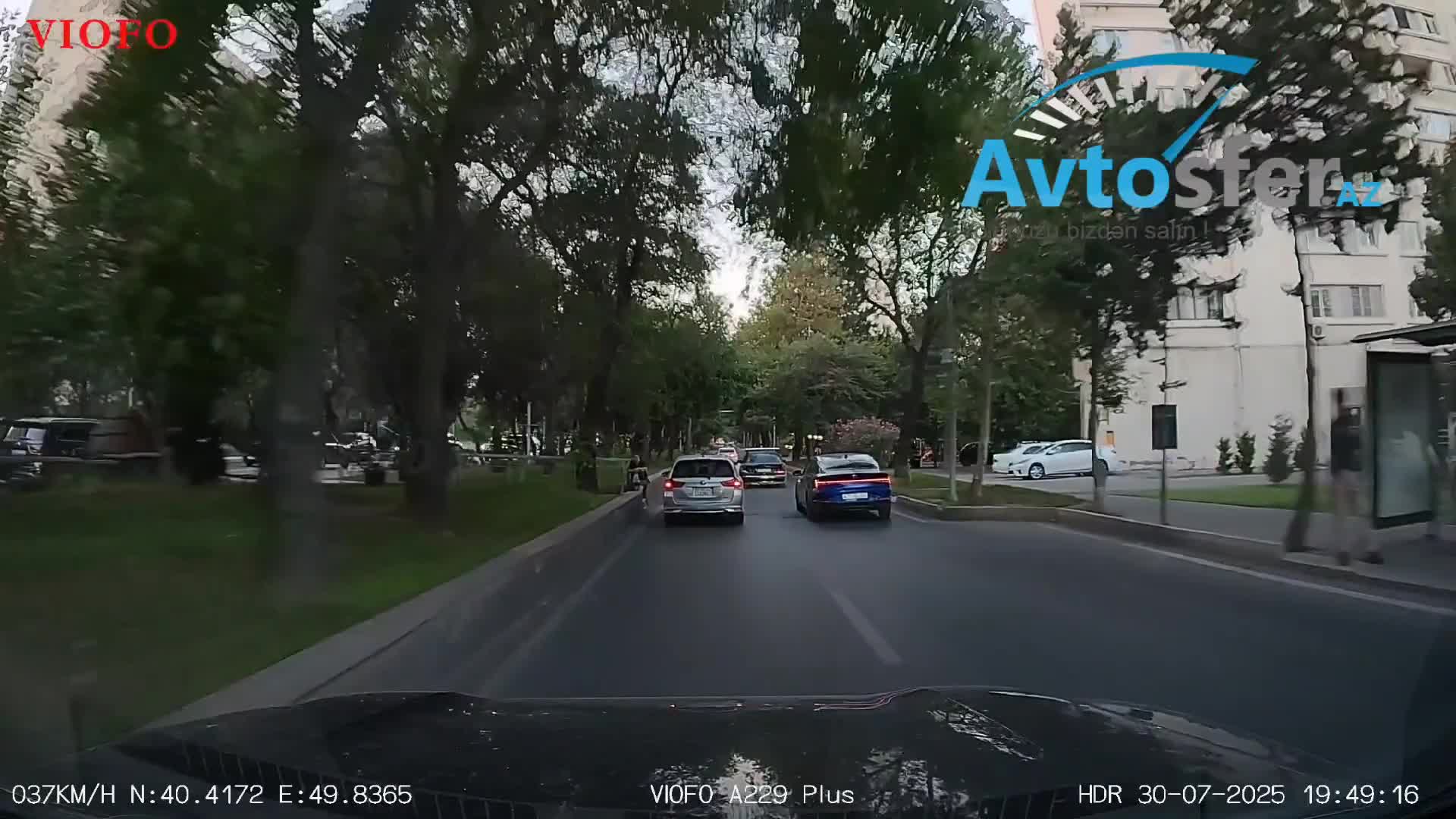 Azadlıq prospektində sürücülər lyukdan qaçmaq üçün çalışırlar 