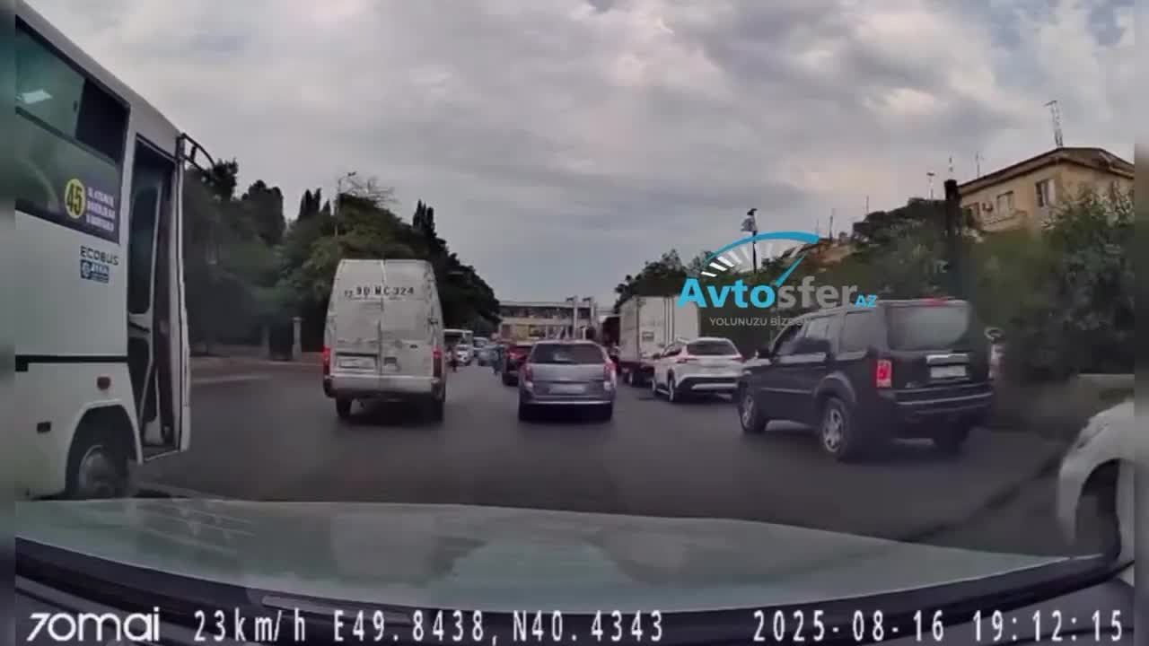 Əks yola çıxan avtobus sürücüsü sərnişinlərin həyatını riskə atdı