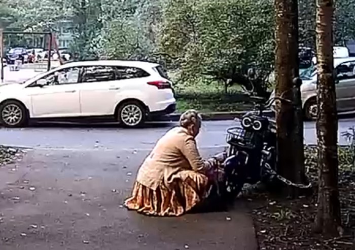 Qadın mübahisə etdiyi kişinin motosikletini yandırdı
