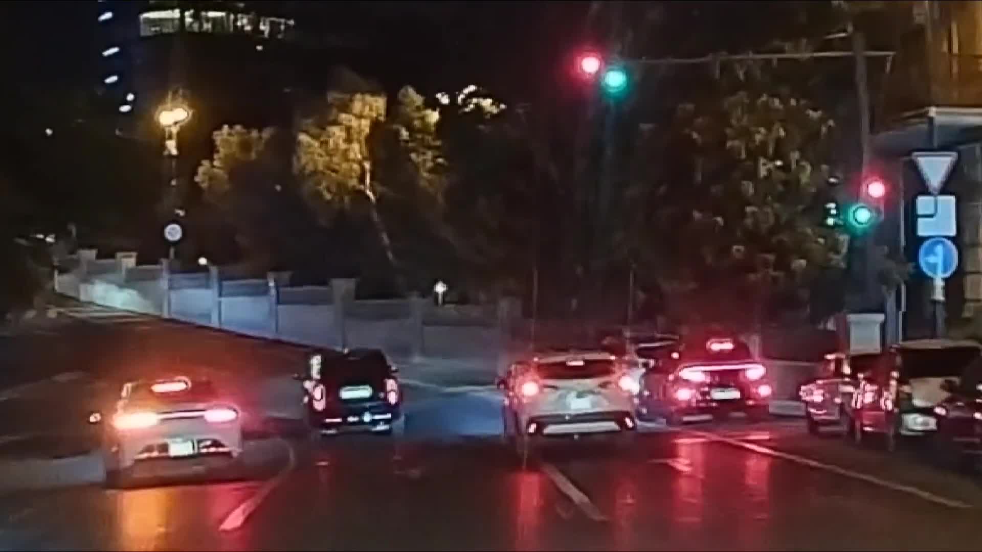 Son model "Range Rover"in sürücüsü qırmızı işıqda dayanmadı