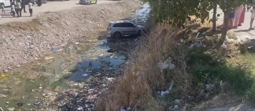 Uşaqlar avtomobilə minib əl əyləcini buraxdı, maşın dərəyə düşdü 
