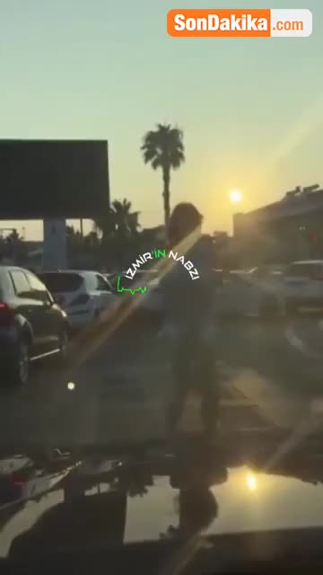 Gənc qadın, maşınlara məhəl qoymadan yolun ortasında rəqs etdi 