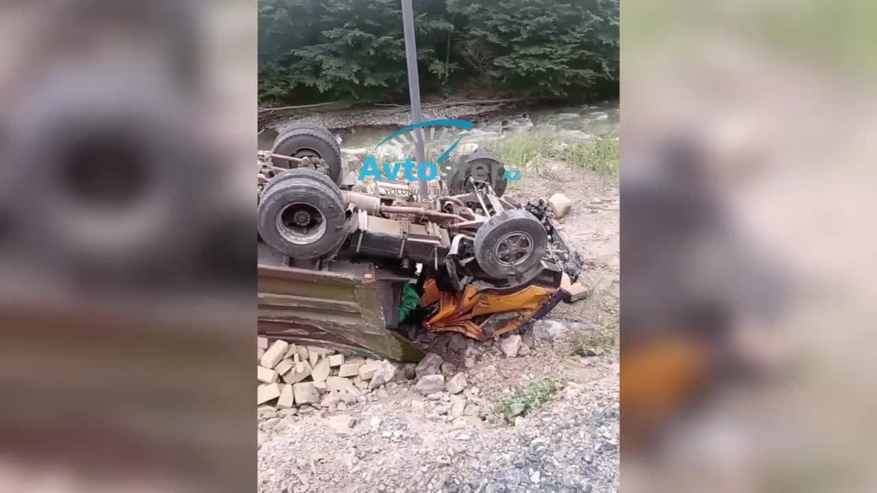 Kəlbəcərdə qəza: Daşla dolu “KamAZ” dərəyə aşdı 