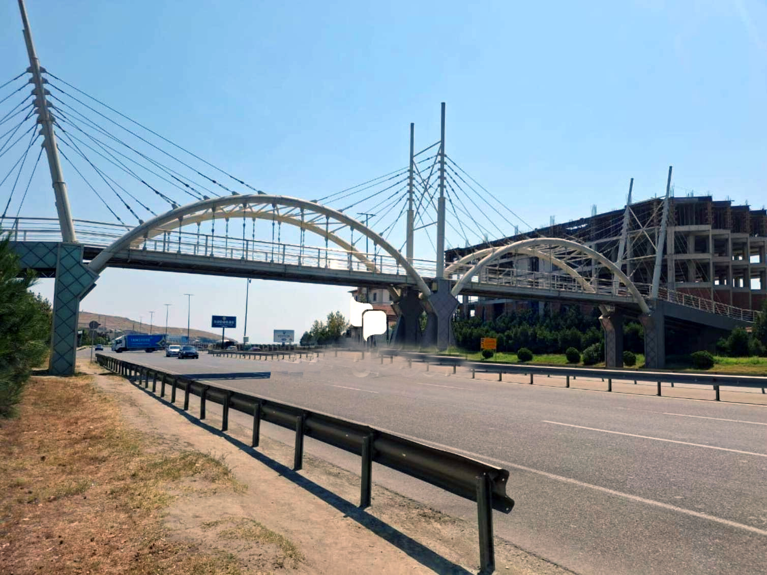 Bakıda qəribə yerüstü keçid