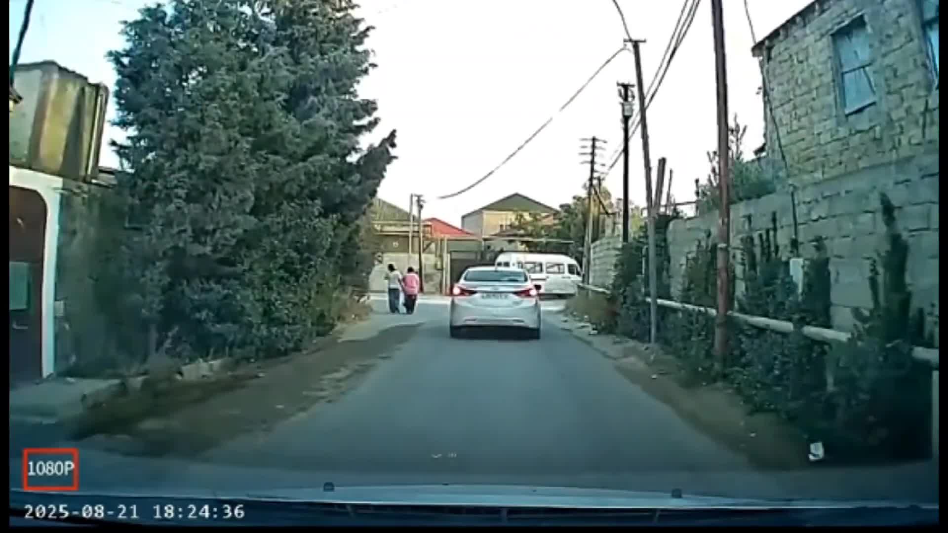 Döngəyə sürətlə girən motosikletçi maşına çırpıldı