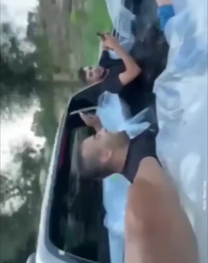 Maşının kuzovunu hovuza çevirdi