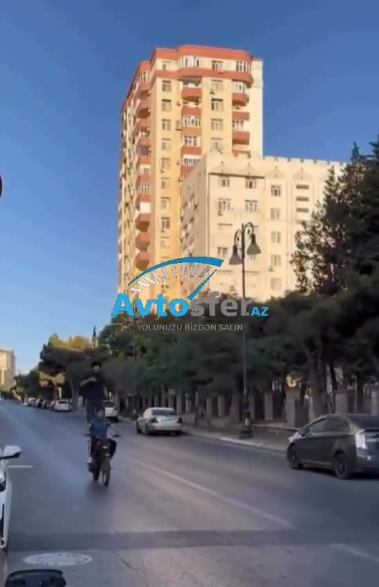 Motosikletin sürücüsündə kaska yox, sərnişin ayağa qalxıb oynayır