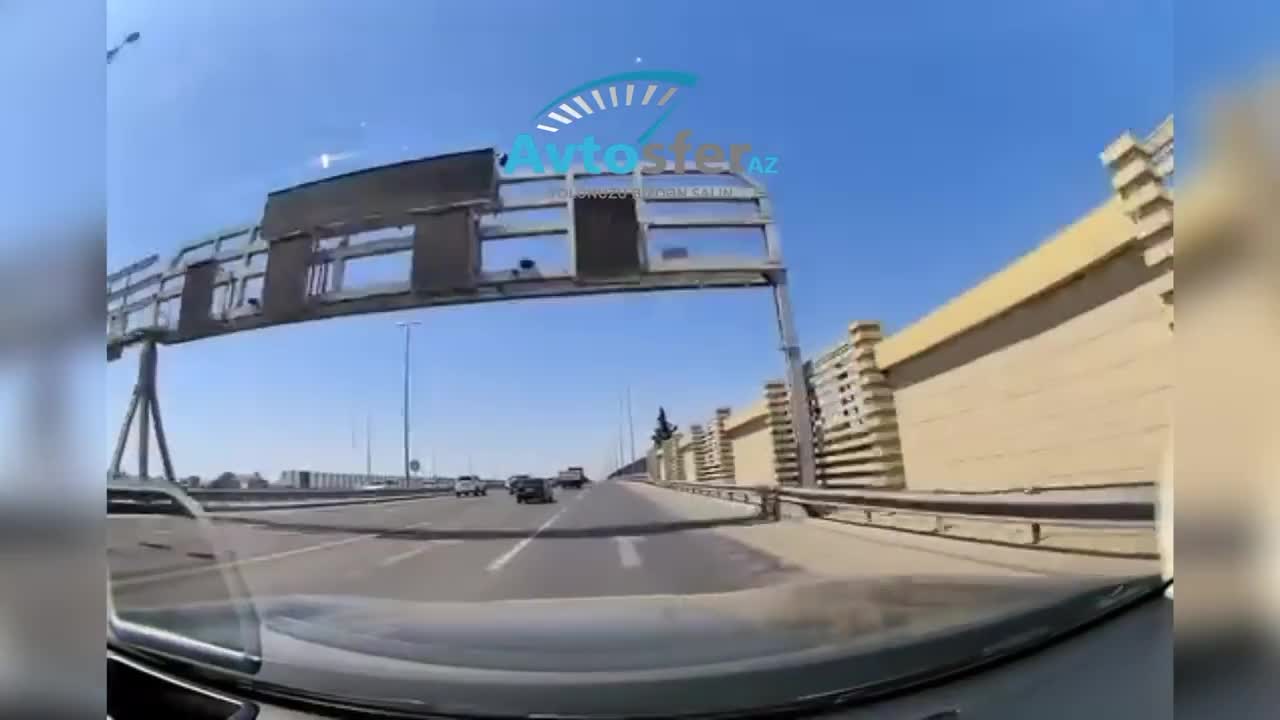 İki zolağından arasından ötüb keçən sürücü