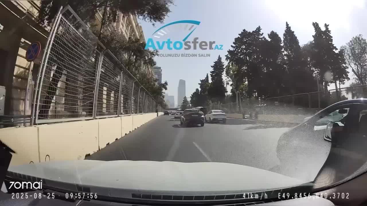 Sola dönən avtobus sürücüsü avtomobildəki azyaşlıları qorxutdu